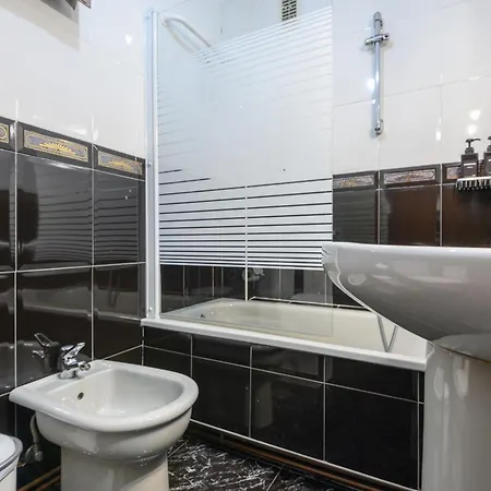 Junto A La Universidad Y La Catedral *