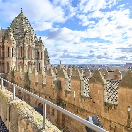 Junto A La Universidad Y La Catedral *