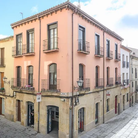 Junto A La Universidad Y La Catedral