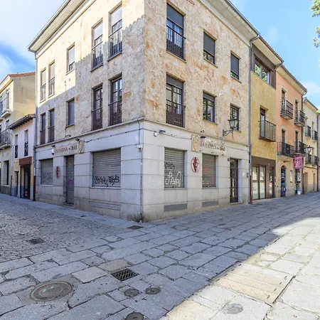 Junto A La Universidad Y La Catedral *