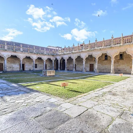 Junto A La Universidad Y La Catedral