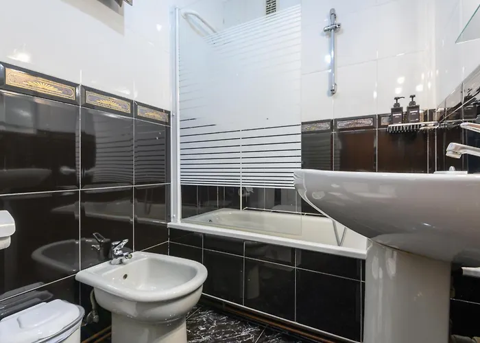 Junto A La Universidad Y La Catedral *