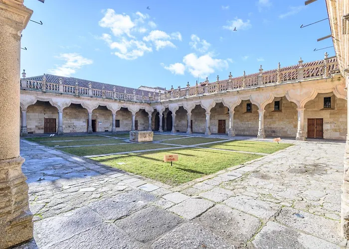 Junto A La Universidad Y La Catedral